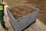 Optimiza tu bodega con contenedores de plástico colapsables apilables y resistentes.